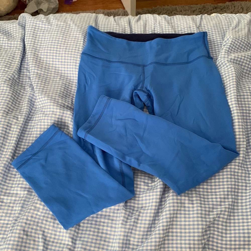 Lululemon low rise crop leggings size 6. Reversible from bright blue to navy